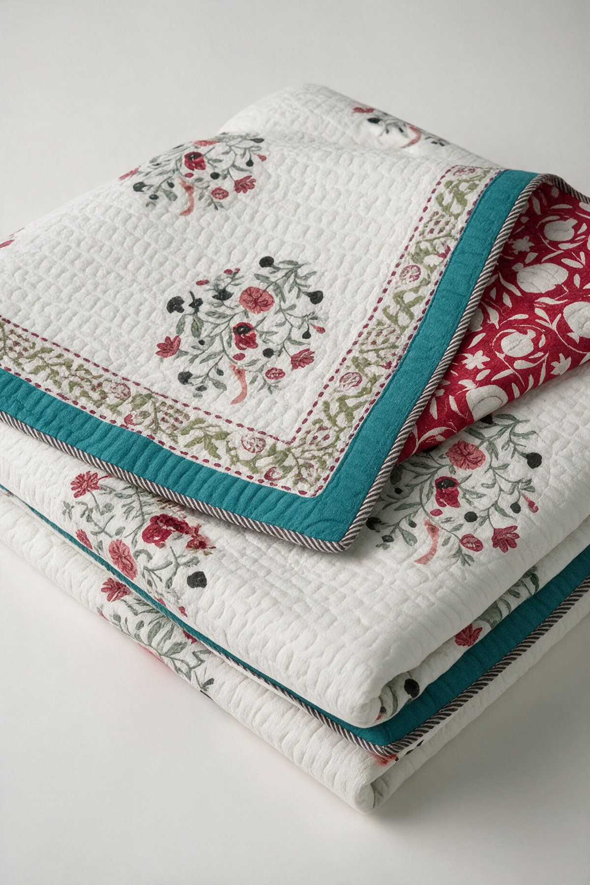 Wildflower Charm — Reversible Quilted Bed Cover Set — photo 2